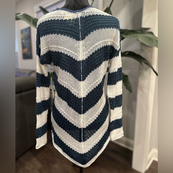 ✨NWT✨VON MAUR R D Style KNIT Women Size M 100% Acrylic White Blue Asymmetrical - Picture 4 of 11